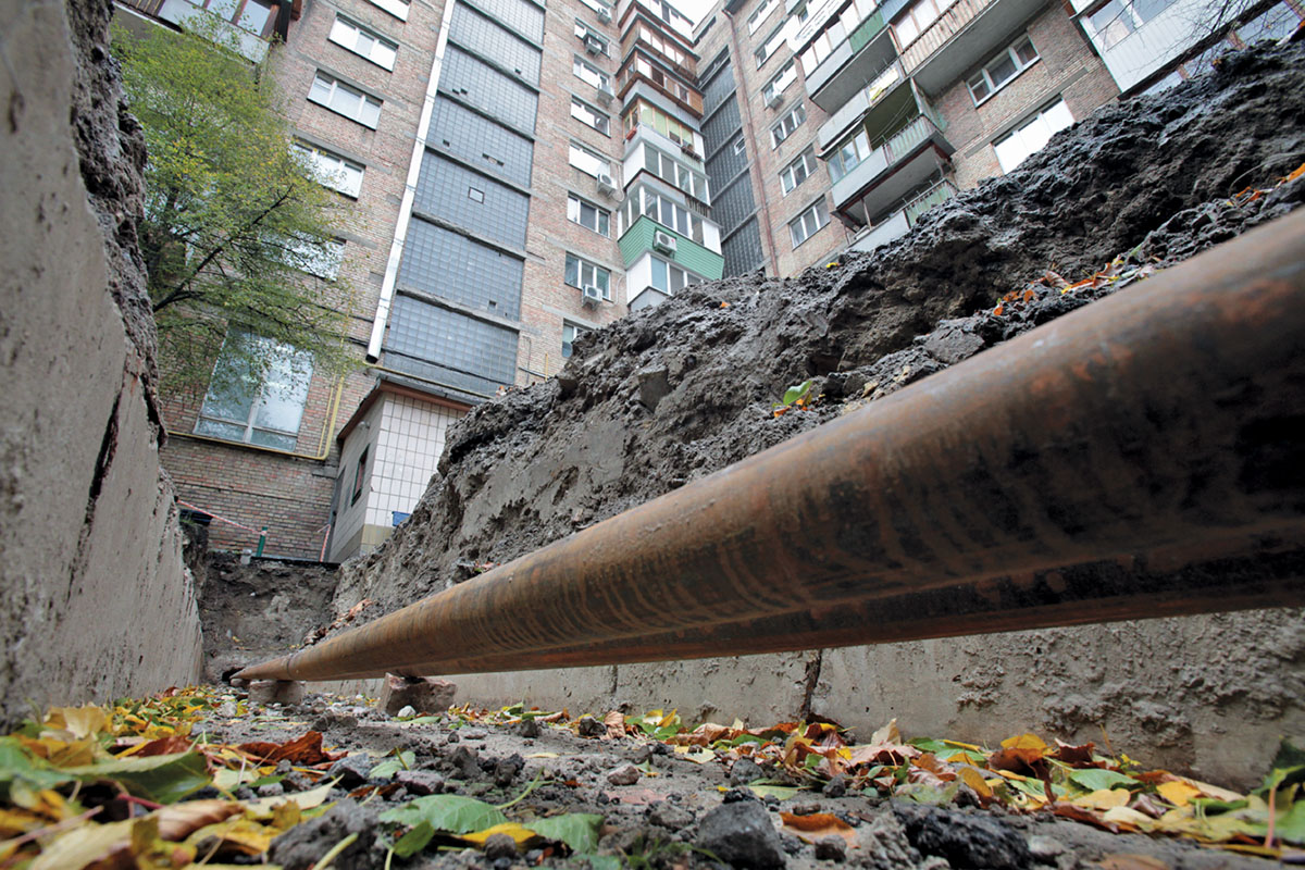 Kyivenergo repairs cracked pipes covered in rust near Velyka Vasylkivska Street on Oct. 31. The process has been ongoing for two weeks as the pipes remain uncovered. (Pavlo Podufalov)