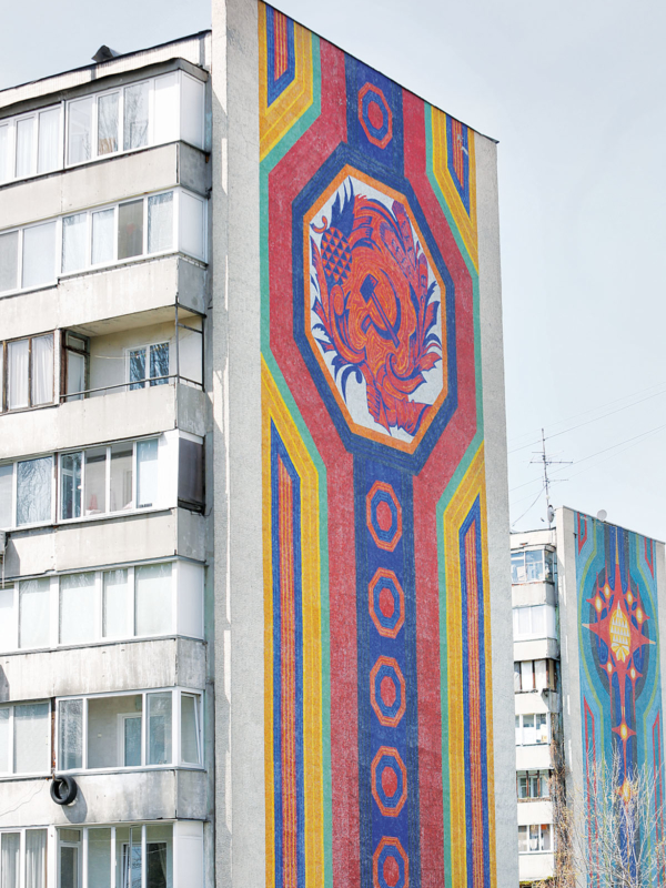 A residential building on Peremohy Avenue, built in 1960s and decorated with mosaics showing the state emblem of the Soviet Union, the hammer and sickle. (Volodymyr Petrov)