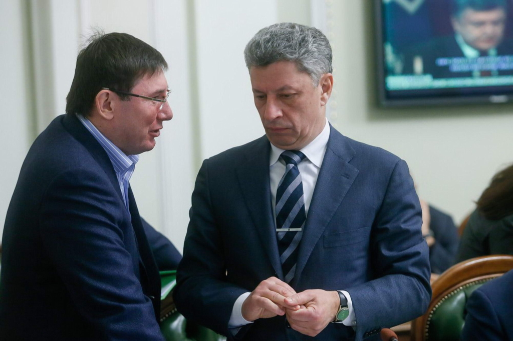 Yuriy Lutsenko, then head of President Petro Poroshenko's bloc, speaks to lawmaker Yuriy Boyko on Dec. 21, 2015. Lutsenko has been accused of blocking charges against Boyko in cases that involve alleged theft of natural gas worth $700 million and $400 million during the purchase of oil and gas rigs. (UNIAN)