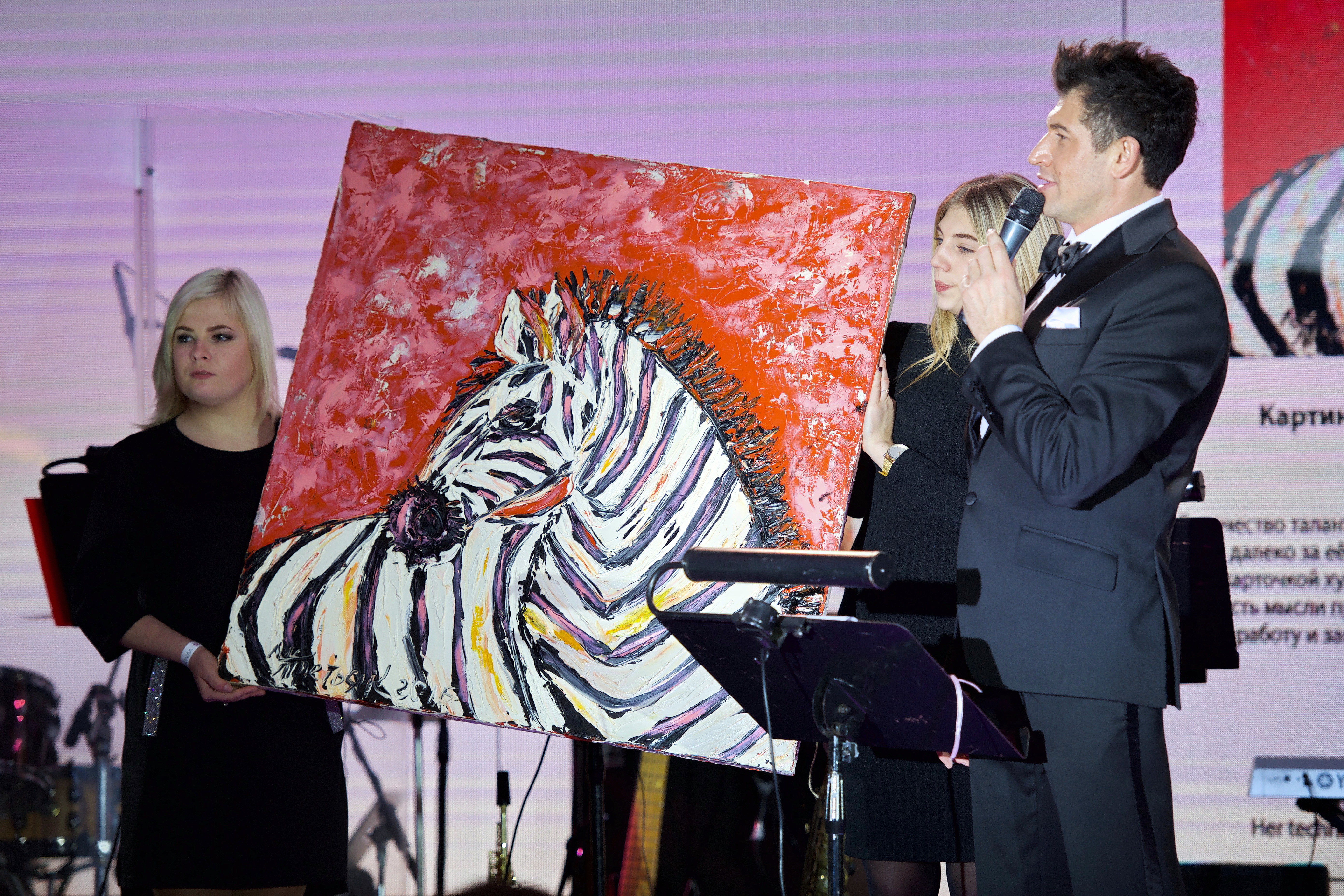 The emcee of St. Nicholas Charity Night, Andrey Djedjula, sells one of the charity auction’s lots – an oil painting with the starting price of $1,000, on Dec. 6. 