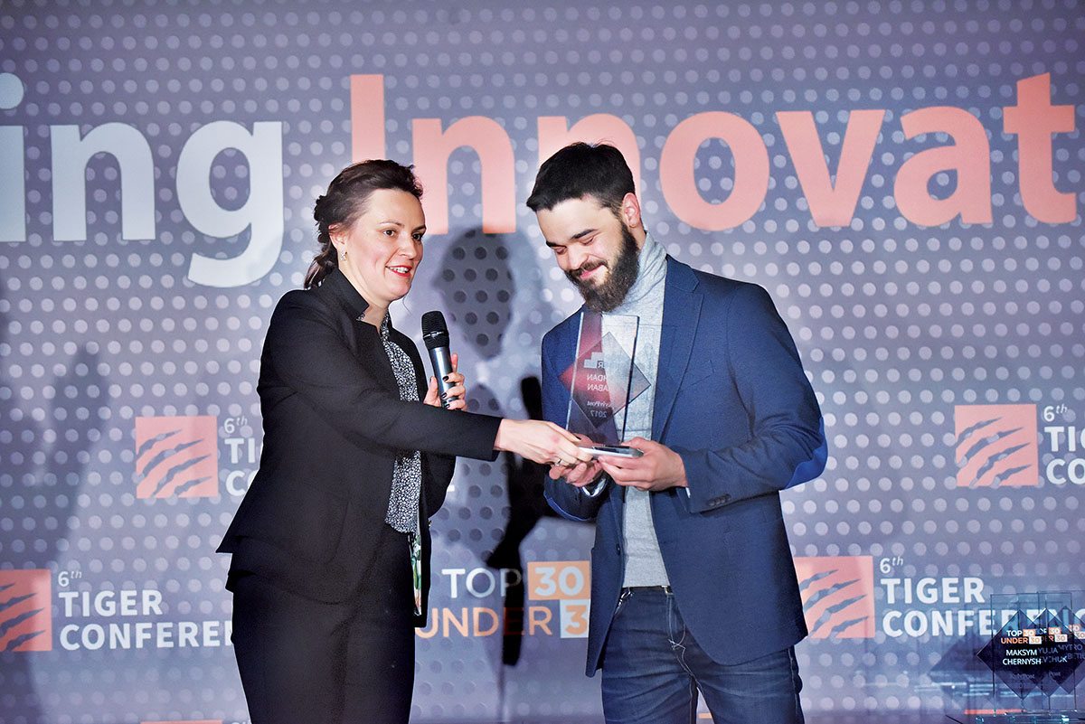 Bohdan Chaban, the co-founder of “Donetsk is Ukraine,” a patriotic movement that organized pro-government demonstrations in Donetsk, and a volunteer who fought in the east of Ukraine receives an award from Yulia Kovaliv, the head of the Office of the National Council of Reforms.