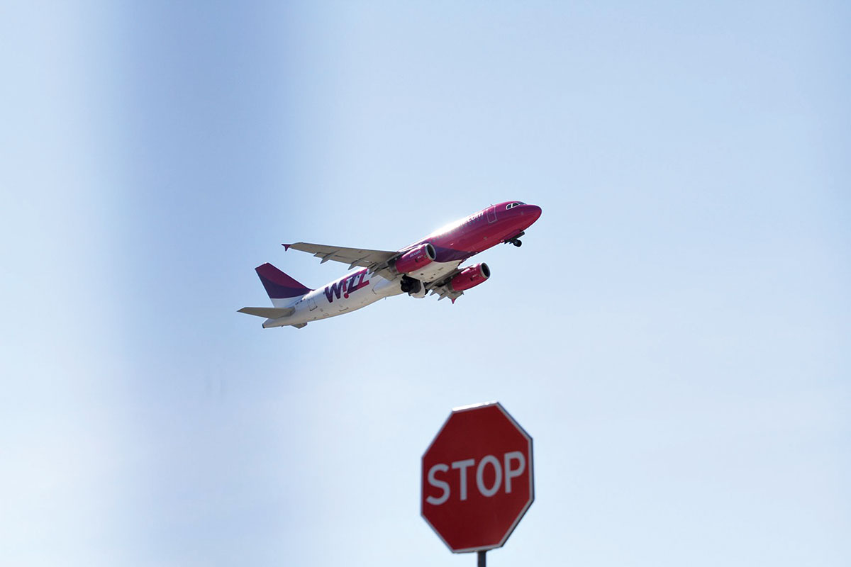 Aircraft of the Hungarian low-cost airline Wizz Air fl ies above Lviv International Airport on April 10, 2015. (UNIAN) 