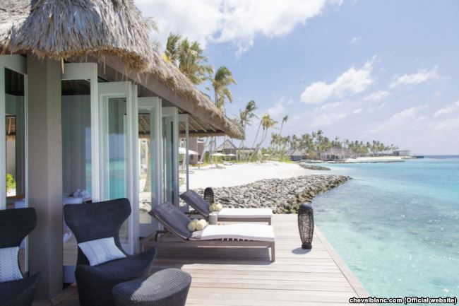 A promo photo shows the villa in the Maldives where President Petro Poroshenko and his family allegedly vacationed in January. 