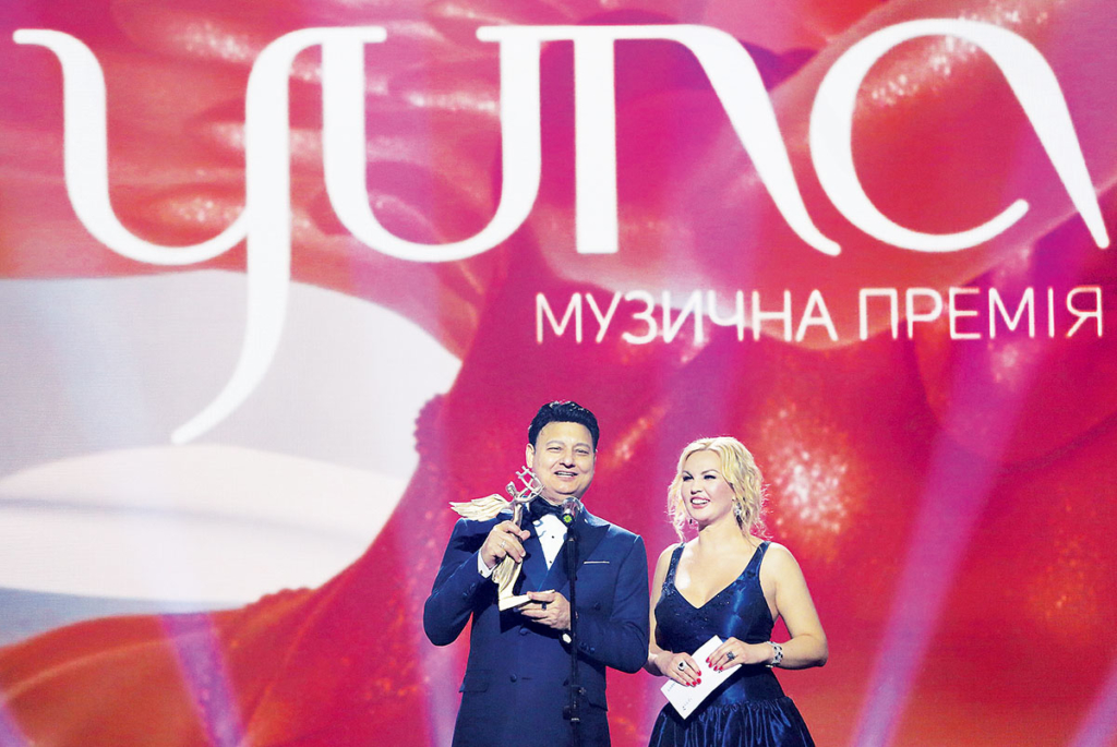 YUNA co-founder and Kyiv Post publisher Mohammad Zahoor and his wife, singer-actress Kamaliya, present the award for “Best Duo at YUNA music awards ceremony on Feb. 21, 2017. 