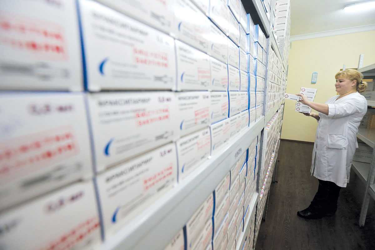 A pharmacist stacks shelves with medicine ordered as a part of the state procurement program of the National Institute of Cancer on Oct. 19, 2016. (Kostyantyn Chernichkin)